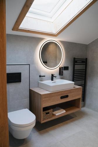 オーバートラウンにあるオーバートラウナー ホフのバスルーム(シンク、トイレ付)、天窓が備わります。