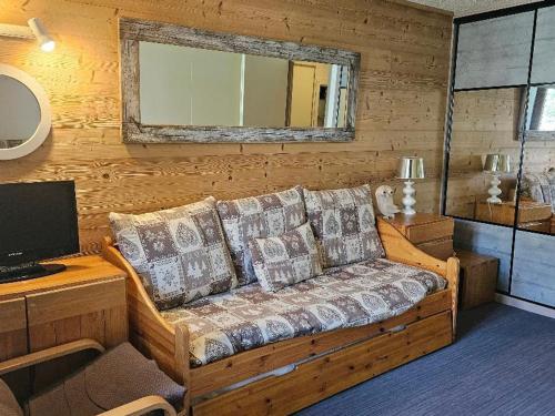 un salon avec un canapé et une télévision dans l'établissement Appartement 32m², centre Croisette, 5 couchages, Wifi, animaux admis - FR-1-574-25, aux Menuires