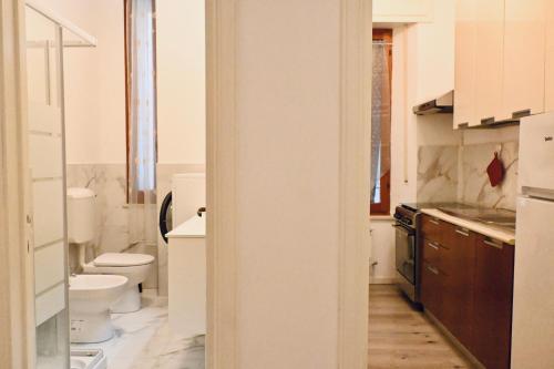 a bathroom with a toilet and a sink at A42 - Ancona, bilocale in pieno centro in Ancona