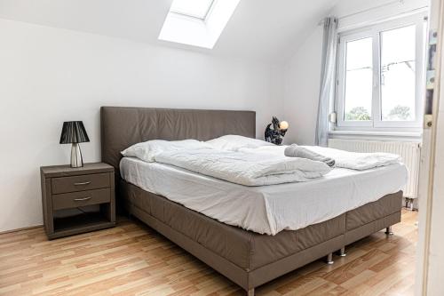 Exquisite Rooms in Shared Villa with Garden & Parking