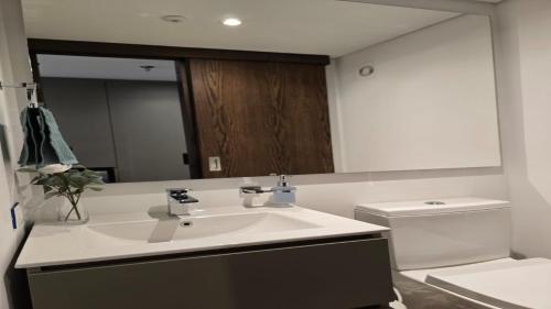 Et badeværelse på vestrip - taj - 97, cerca a el parque de la 93