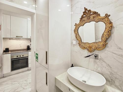 bagno con lavandino e specchio a parete di Like a typical Portuguese house with private patio a Lisbona