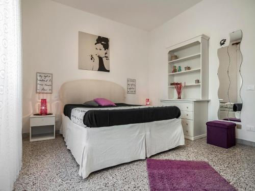 a bedroom with a large bed and a purple rug at Casa Zirocco in Sperlonga