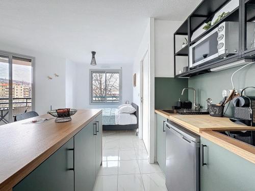 une cuisine avec un évier et un plan de travail dans l'établissement Appartement Clermont-Ferrand -Besset, à Clermont-Ferrand