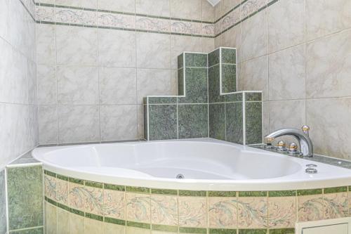 Bilik mandi di Exquisite Rooms in Shared Villa with Garden & Parking