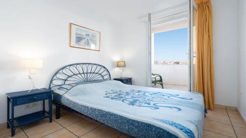 une chambre avec un lit et une vue sur l'océan dans l'établissement La Lamparo n202 - 2P4, au Cap d'Agde