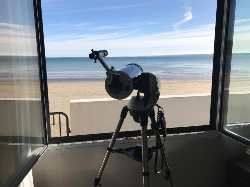 une caméra dans une pièce avec vue sur la plage dans l'établissement Maison pieds dans l'eau d'exception en Bretagne !, à Plérin
