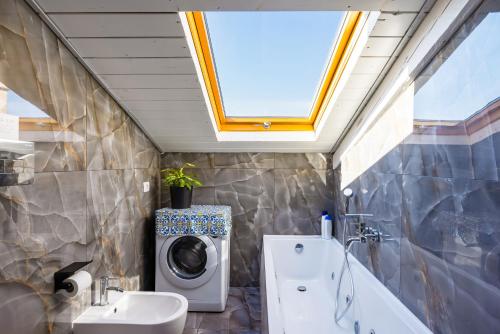 ナポリにあるA Quiet Spaceの洗濯機と洗面台を備えたバスルーム