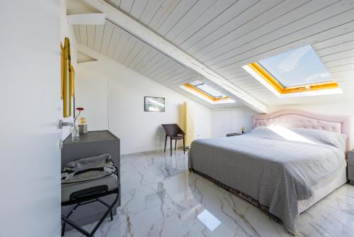 ナポリにあるA Quiet Spaceのベッドとテーブルと椅子のある寝室