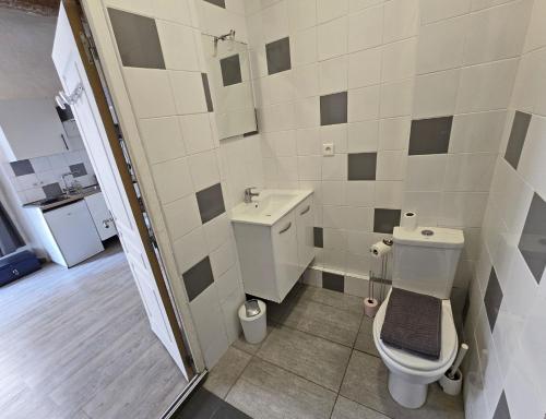 Ένα μπάνιο στο GregBnb - Studio Mezzanine - PARKING INCLUS - CLIMATISÉ - 15min Gare