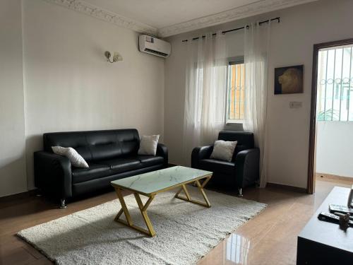 Ein Sitzbereich in der Unterkunft Appartements modernes, Wifi, TV - Yaoundé, Omnisports