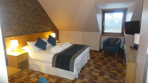 Tempat tidur dalam kamar di Greyfriars Inn by Greene King Inns