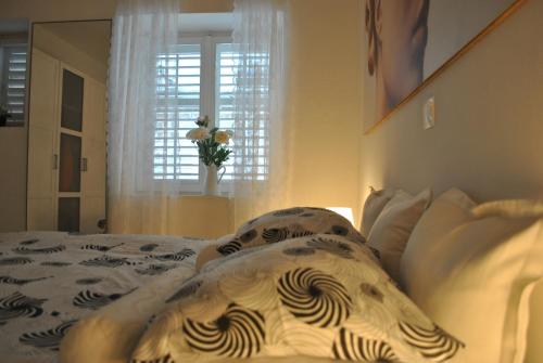 a person laying on a bed in a bedroom at Lui in Makarska