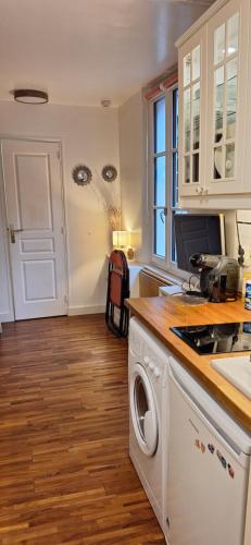 une cuisine avec laveuse et sécheuse dans l'établissement Le Robec studio centre Rouen 