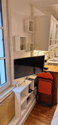 Cette chambre comprend un bureau et une table avec une chaise. dans l'établissement Le Robec studio centre Rouen 