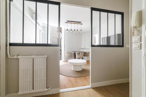 La salle de bains est pourvue d'une porte menant à une chambre. dans l'établissement L'Escapade Cannoise Forville, à Cannes