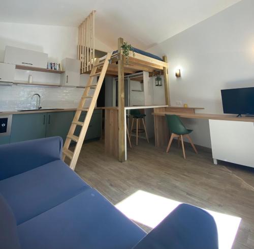Cette petite chambre comprend une mezzanine et un bureau. dans l'établissement Maison Auguste R., à Avignon