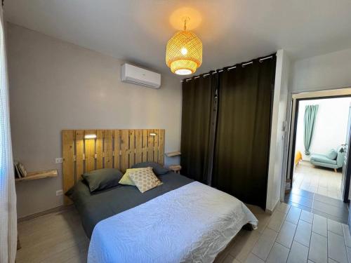 - une chambre avec un lit et une lampe pendant dans l'établissement Villa à Tavaco Corse, à Tavaco