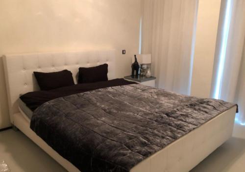 une chambre avec un grand lit avec une couverture marron dans l'établissement 2 chambres WC séparés, à Saint-Germain-du-Crioult