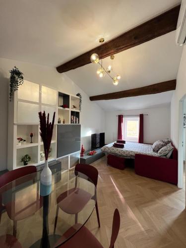 un salon avec un lit et une table en verre dans l'établissement La bulle au centre de Tassin, à Tassin-la-Demi-Lune