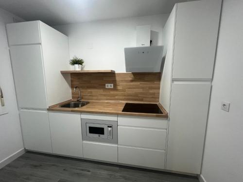 Kuchyň nebo kuchyňský kout v ubytování Apartamentos Ortega