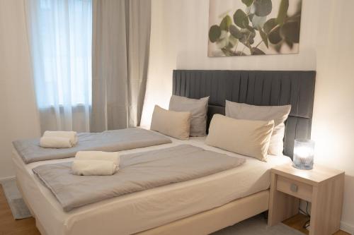 Un dormitorio con dos camas con almohadas blancas. en URBAN FLATS Berlin, en Berlín