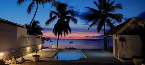 Beachfront Villa Klondike - Private 3-bedrooms