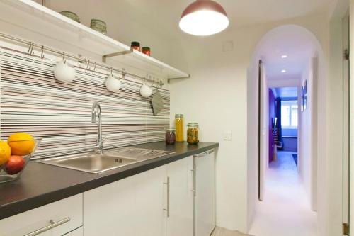 una cucina con un lavello e un bancone di Lisbon Sant'Ana Apartment Chiado a Lisbona