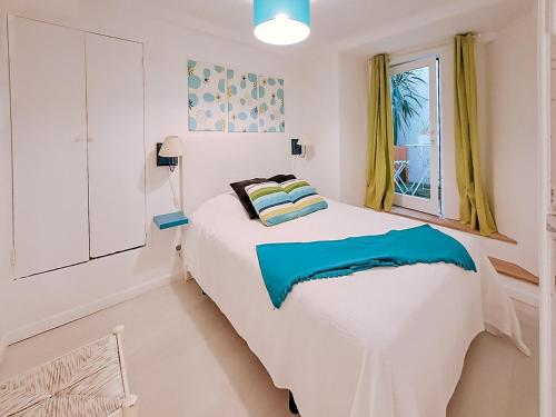 una camera da letto bianca con un letto grande e una finestra di Lisbon Sant'Ana Apartment Chiado a Lisbona