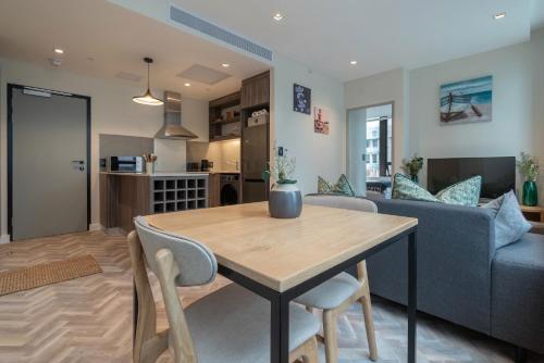 Luxurious Foreshore Getaway في كيب تاون: غرفة معيشة مع طاولة وأريكة