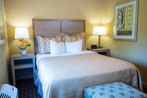 a hotel room with a large bed and two lamps at Patriots Inn in Williamsburg