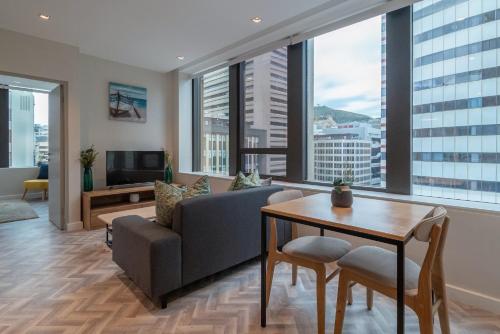 Luxurious Foreshore Getaway في كيب تاون: غرفة معيشة مع أريكة وطاولة