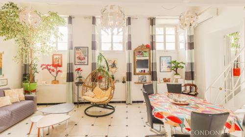 un salon avec une table et un canapé dans l'établissement CondoNice, à Nice