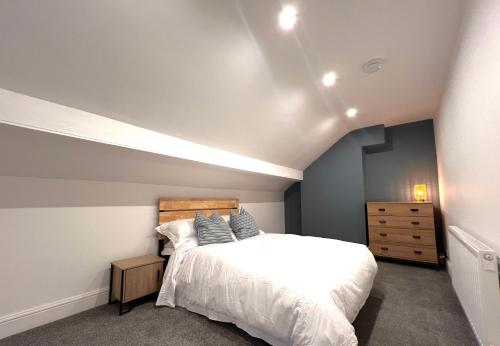 Postel nebo postele na pokoji v ubytování Willowdene Cottage by the Sea