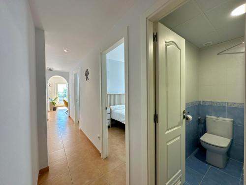 baño con aseo y pasillo con dormitorio en Casa Playa Paraiso, en Mojácar
