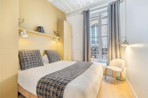 une chambre avec un lit, une fenêtre et une chaise dans l'établissement Strata, à Paris