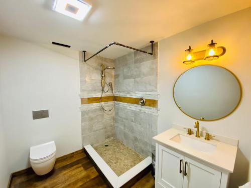 Ένα μπάνιο στο STUNNING RENOVATED 4BR House