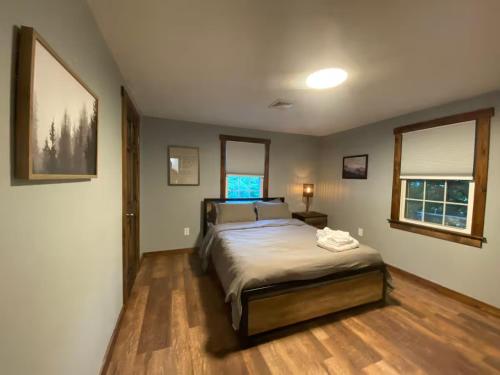 Ένα ή περισσότερα κρεβάτια σε δωμάτιο στο STUNNING RENOVATED 4BR House