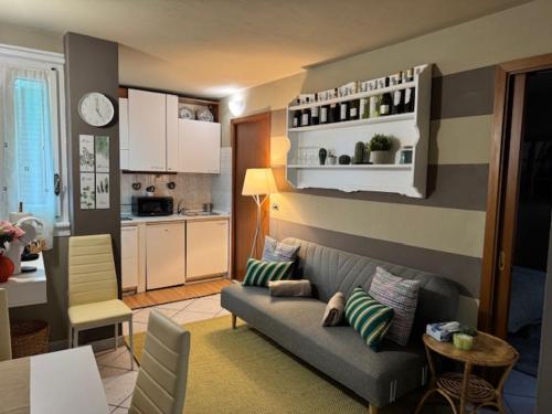 a living room with a couch and a kitchen at Bon Bon XX Settembre in Asti