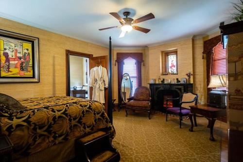 una camera da letto con un letto e un ventilatore a soffitto di Historic Webster House Bed and Breakfast Inn a Bay City