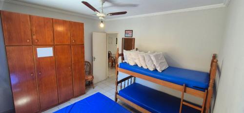 a bedroom with a bunk bed with a blue mattress at ESD01- Ar Condicionado 5min a pé da Praia da Enseada, Apartamento in Guarujá