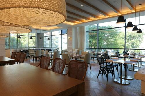 Restaurant ou autre lieu de restauration dans l'établissement Courtyard by Marriott Santo Domingo Piantini
