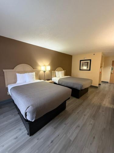 a hotel room with two beds and two lamps at Quality Inn & Suites Exmore in Exmore