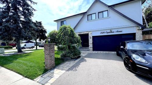 Imagen de la galería de Luxury Modern Retreat, Sauna, Theatre, Pool Table, en Mississauga