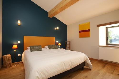 une chambre avec un grand lit et une fenêtre dans l'établissement Le Grand Val d'Or - Piscine et Convivialité, à Saint-Prix