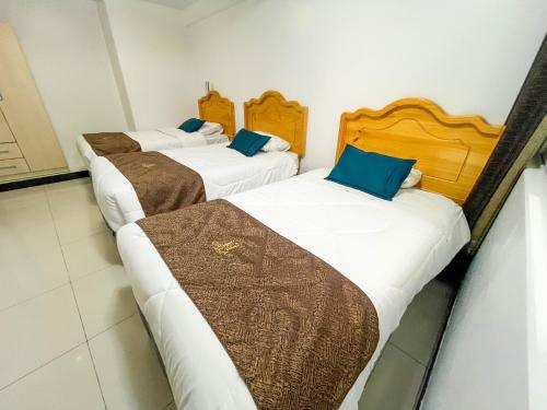 ワンカヨにあるHotel Orlakの部屋に3つのベッドがあるグループ