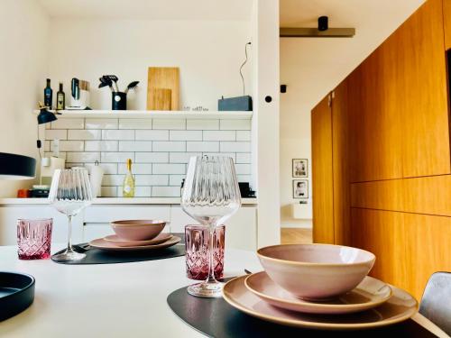 une cuisine avec deux verres et des assiettes sur une table dans l'établissement Stilvolles 007 Penthouse nähe Düsseldorf Köln, à Wuppertal