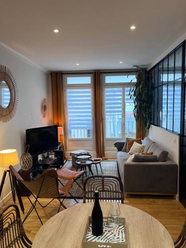 un salon avec un canapé et une table dans l'établissement Le Saint Vincent Calme & Confort, à Vannes