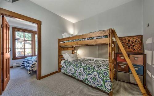 ein Schlafzimmer mit Etagenbett und ein Schlafzimmer mit Leiter in der Unterkunft Palisades Village ski in ski out Mountain Retreat in Olympic Valley