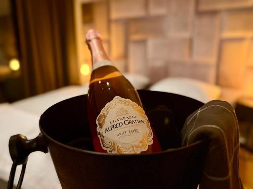 une bouteille de champagne dans un seau dans l'établissement Stilvolles 007 Penthouse nähe Düsseldorf Köln, à Wuppertal